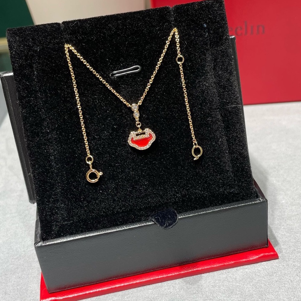 Chic Gold Necklace with Red Lip Pendant